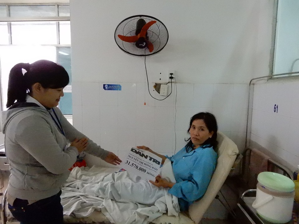Hơn 36 triệu đồng đến với người đàn bà bị máy dán gỗ cuốn dập nát tay - 1 Đại diện của Bệnh viện Đà Nẵng trao tiền của bạn đọc Dân trí đến chị Hồng Đào