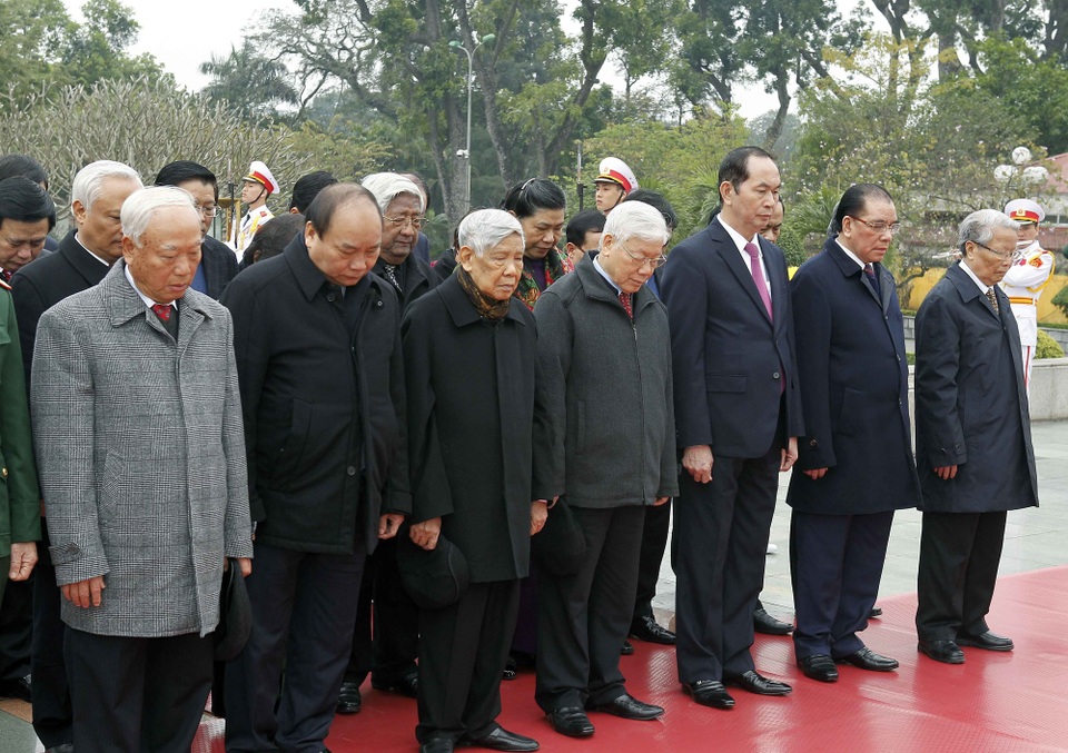 Lãnh đạo Đảng, Nhà nước vào Lăng viếng Chủ tịch Hồ Chí Minh - 4
Đoàn đại biểu Ban Chấp hành Trung ương Đảng, Chủ tịch nước, Chính phủ, Quốc hội, Ủy ban Trung ương Mặt trận Tổ quốc Việt Nam đã đến đặt vòng hoa tưởng niệm các Anh hùng Liệt sỹ tại Đài tưởng niệm các Anh hùng Liệt sỹ (đường Bắc Sơn Hà Nội)