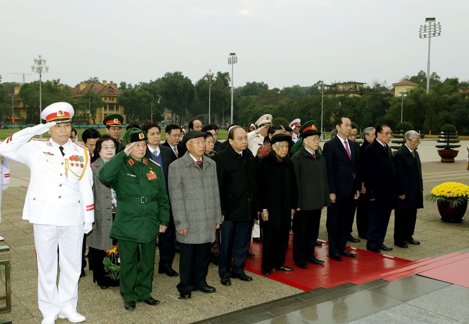Lãnh đạo Đảng, Nhà nước vào Lăng viếng Chủ tịch Hồ Chí Minh - 2
Đoàn đại biểu Ban Chấp hành Trung ương Đảng, Chủ tịch nước, Chính phủ, Quốc hội, Ủy ban Trung ương Mặt trận Tổ quốc Việt Nam đã đến đặt vòng hoa và vào Lăng viếng Chủ tịch Hồ Chí Minh