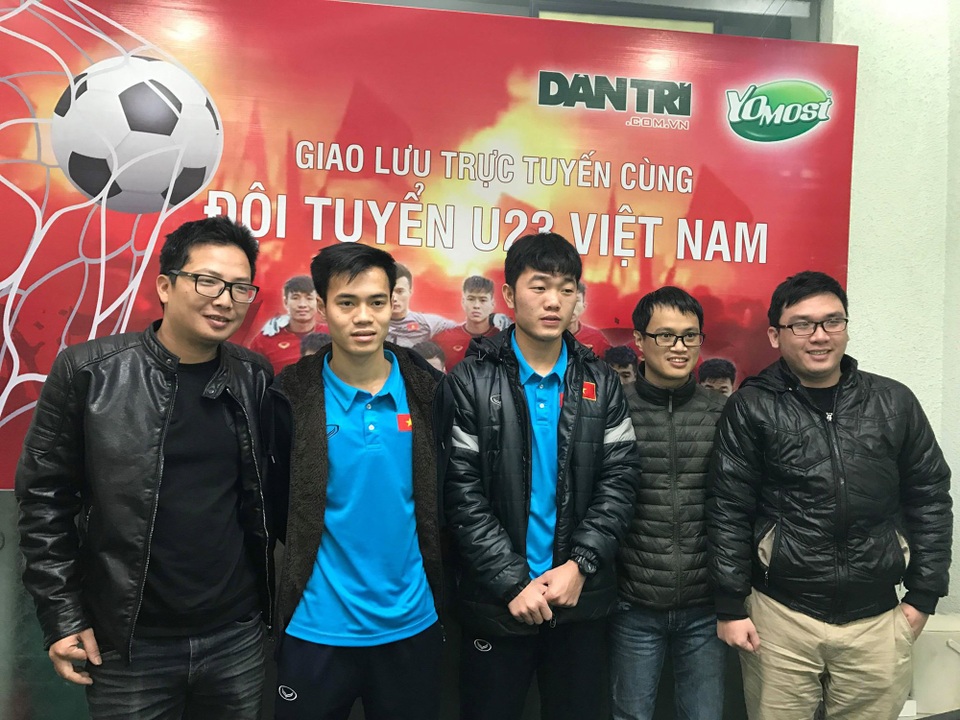 Xuân Trường: "U23 Việt Nam không hề ngại phải thi đấu trong mưa tuyết" - 3
Xuân Trường chụp ảnh lưu niệm cùng Ban Thể thao báo điện tử Dân trí