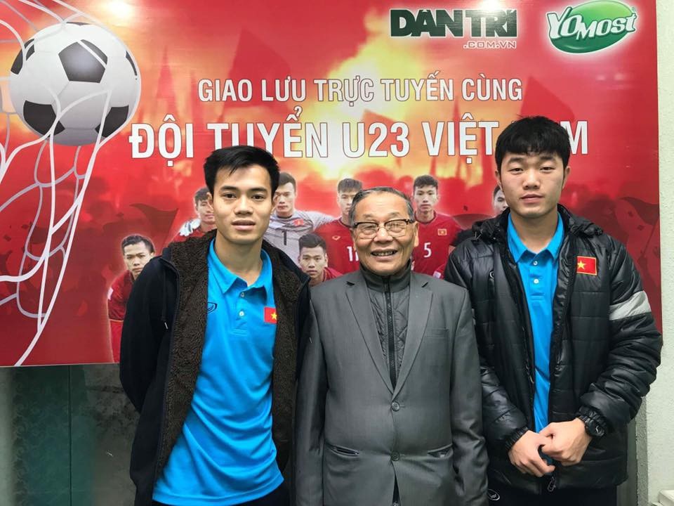Xuân Trường: "U23 Việt Nam không hề ngại phải thi đấu trong mưa tuyết" - 8
Nhà báo Nguyễn Lương Phán - PTBT báo điện tử Dân trí chụp ảnh lưu niệm cùng hai tuyển thủ U23 Việt Nam