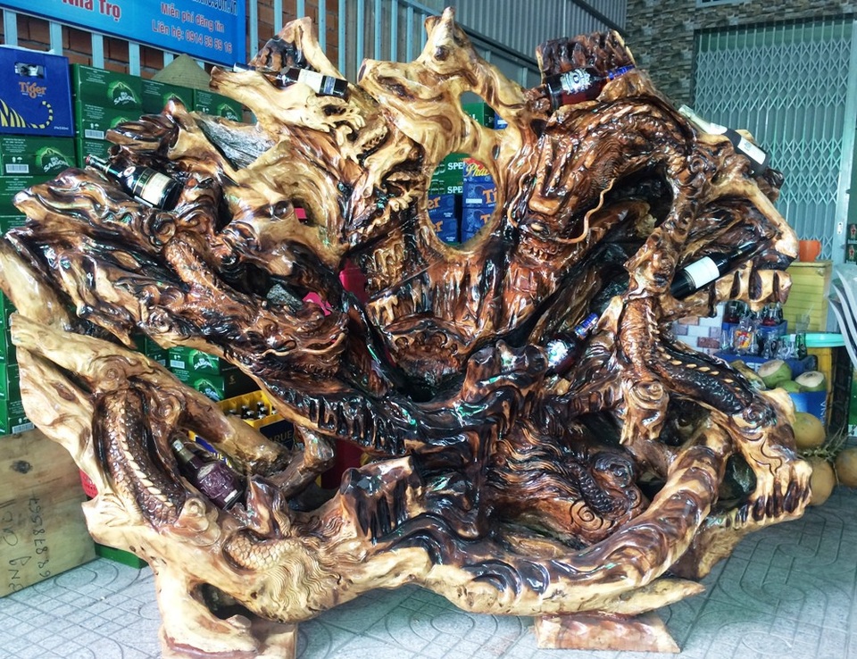 Đi mua củi, "vớ" được gốc me tây “nổi” hình rồng độc đáo - 1 Gốc gỗ me tây của anh Toàn có bề hoành khoảng 2m, cao 1,7m