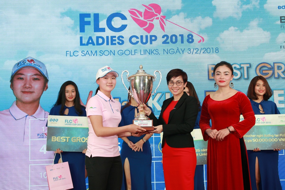 Gôn thủ 17 tuổi người Hàn Quốc vô địch giải FLC Ladies Cup 2018 - 1
Bà Bùi Hải Huyền, Phó Tổng giám đốc Tập đoàn FLC, trưởng Ban tổ chức FLC Ladies Cup 2018 trao giải cho gôn thủ Kim Do Yeon.