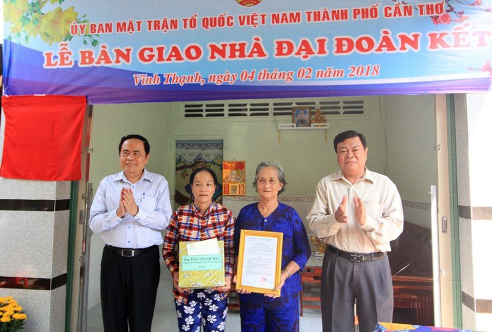 Hộ nghèo, gia đình chính sách tại Cần Thơ nhận quà Tết sớm - 1 Chủ tịch Trần Thanh Mẫn trao quyết định tặng nhà đại đoàn kết cho hộ Huỳnh Thanh Tú