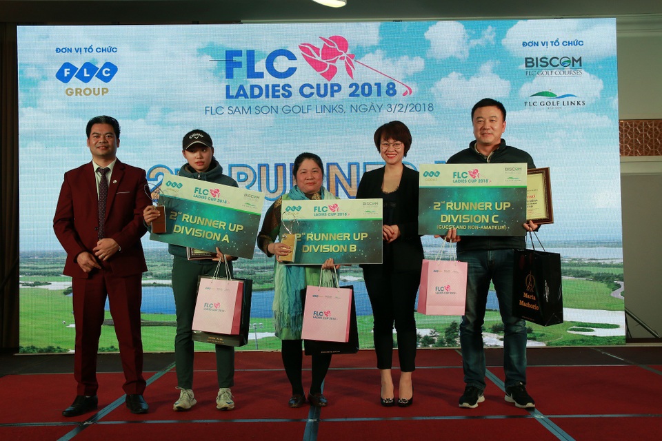 Gôn thủ 17 tuổi người Hàn Quốc vô địch giải FLC Ladies Cup 2018 - 3
Một số gôn thủ nam cũng nhận được giải thưởng tại FLC Ladies Cup 2018.