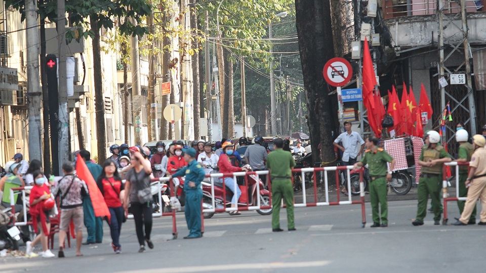 Các tuyến đường xung quanh sân được chặn lại, cấm các phương tiện lưu thông, nhằm tránh tắc nghẽn