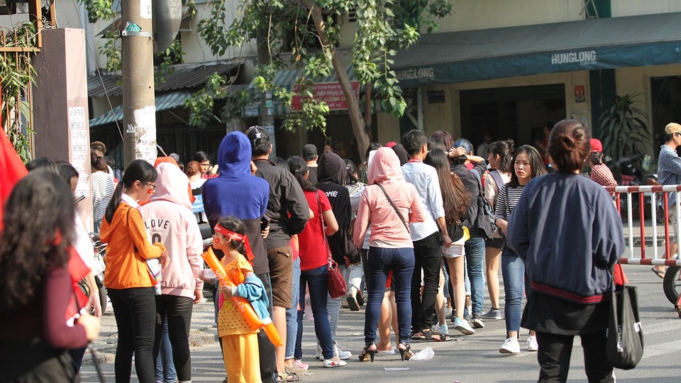 Đoàn người xếp hàng rồng rắn vài trăm mét