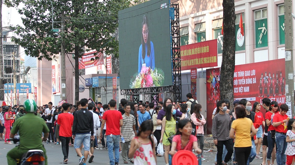 Màn hình khổng lồ được dựng lên trước mặt tiến sân Thống Nhất