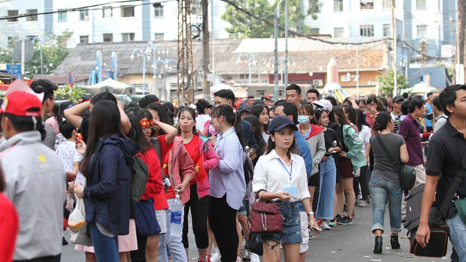 Hàng ngàn người xung quanh sân Thống Nhất trước giờ giao lưu