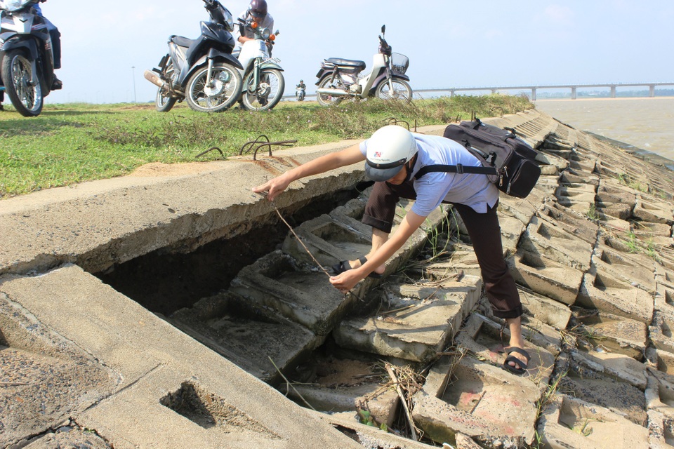  Bờ kè hơn 60 tỷ bị đánh sập nhiều đoạn với tổng chiều dài hàng trăm mét