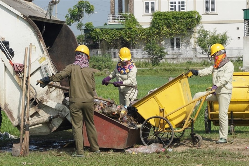 Thưởng tết bằng thuốc trừ sâu, phân bón: Nghịch lý nước chảy chỗ trũng - 1
Đời sống công nhân lao động hiện nay vẫn rất khó khăn. Ảnh: QĐ