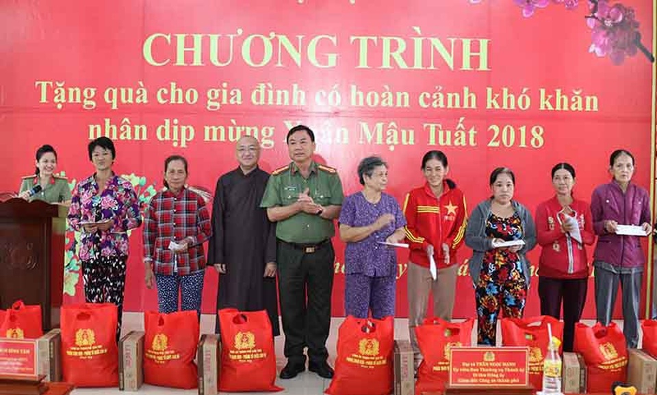 Hộ nghèo, gia đình chính sách tại Cần Thơ nhận quà Tết sớm - 3 Đại tá Trần Ngọc Hạnh - Giám đốc Công an Cần Thơ trao quà cho người nghèo ở huyện Phong Điền, TP Cần Thơ