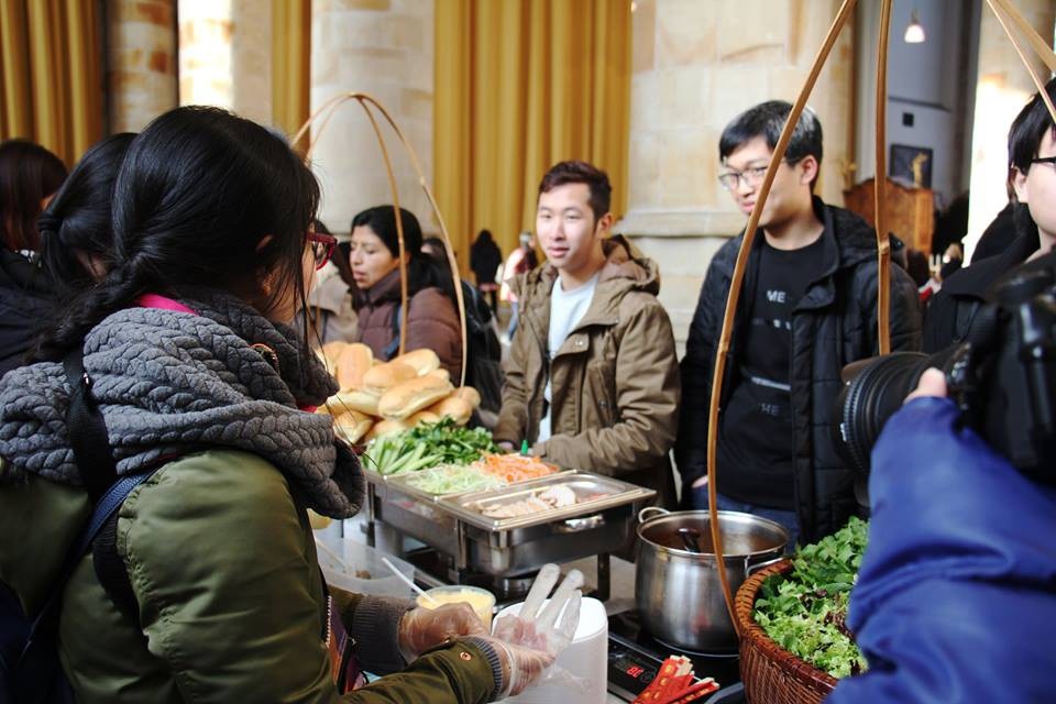 "Đánh thức" 5 giác quan cùng lễ hội văn hóa Việt tại Hà Lan - 5 Quầy ẩm thực.