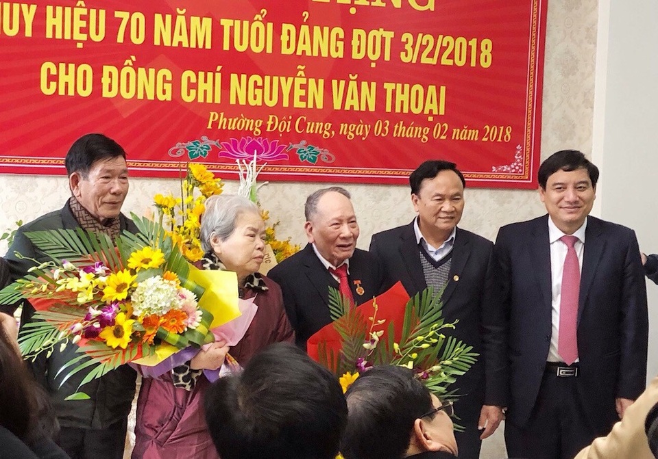 Trao Huy hiệu 70 năm tuổi Đảng cho cán bộ lão thành - 3 Lãnh đạo tỉnh Nghệ An, CLB Sông Lam Nghệ An tặng hoa chúc mừng cụ Nguyễn Văn Thoại và gia đình.