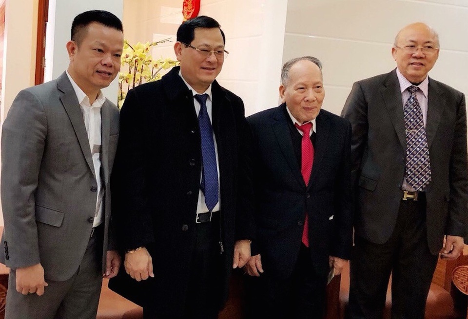 Trao Huy hiệu 70 năm tuổi Đảng cho cán bộ lão thành - 2 Giám đốc CA tỉnh Nghệ An Nguyễn Hữu Cầu (thứ 2 từ trái qua phải) chúc mừng cụ Thoại đón nhận Huy hiệu 70 năm tuổi Đảng.