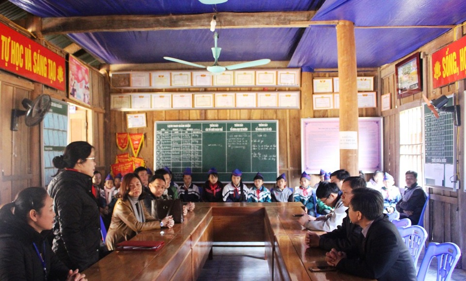Khen thưởng 3 cô giáo đỡ đẻ cho sản phụ trên đường - 5
...và thăm các em học sinh, thầy cô giáo Trường Tiểu học xã Hữu Khuông.