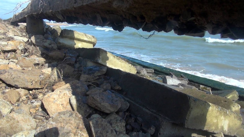 Bờ kè hơn 60 tỷ đồng bị sóng đánh sập - 4