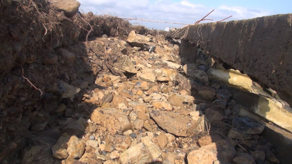 
Nhiều vị trí bị sụt lở, moi hầm ếch
