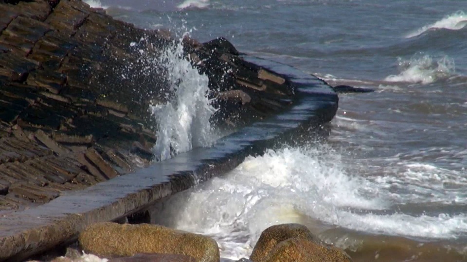  Nguyên nhân sụt lở được các ngành tỉnh Phú Yên cho là do sóng biển đánh trực tiếp