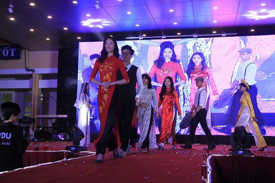 Học sinh Hà Nội trải nghiệm gala "Tết thời bao cấp" - 4 Tiếp đến là màn trình diễn thời trang với bộ sưu tập áo dài đơn giản nhưng tái hiện lại phong cách thời trang mang hơi hướng thời bao cấp.