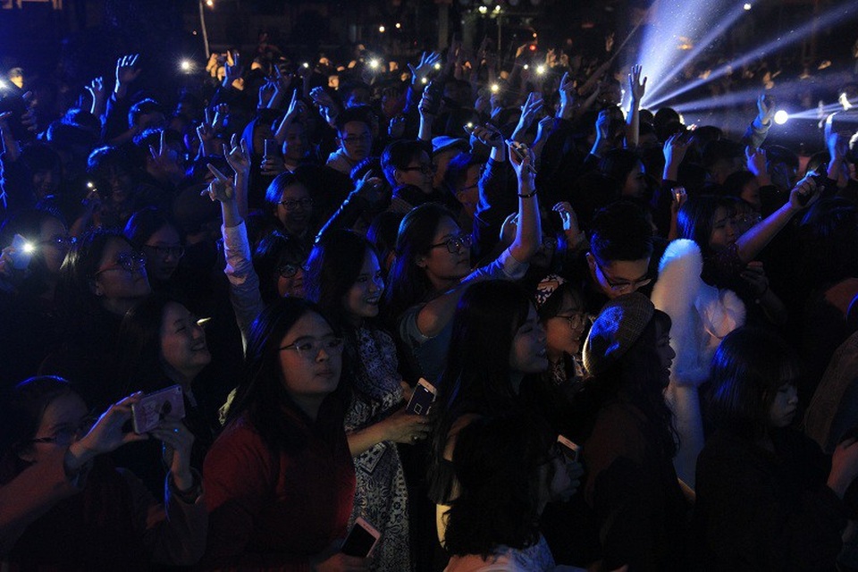 Học sinh Hà Nội trải nghiệm gala "Tết thời bao cấp" - 2
Cũng trong phần thi đầu, phong trào “Ca - Múa - Nhạc” và phong trào “Sướng” được thực hiện bởi HTX Hạnh phúc và HTX Oai hùng nhận được sự quan tâm của rất nhiều các bạn trẻ.