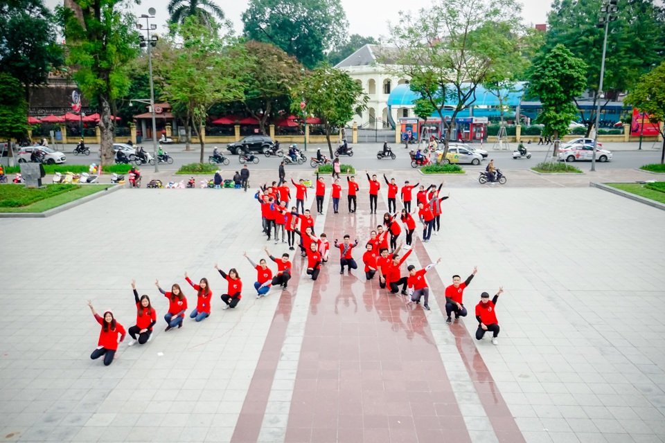 NSND Lan Hương, Trà My đạp xe truyền thông điệp về ung thư - 6 Các tình nguyện viên và các nghệ sĩ xếp hình logo.