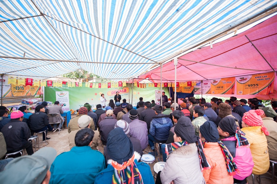 Xuân này, làng bản Chiềng On có thêm niềm vui mới - 2
Nông dân xã Chiềng On phấn khởi theo dõi cán bộ công ty Dekalb hướng dẫn sử dụng máy nông nghiệp