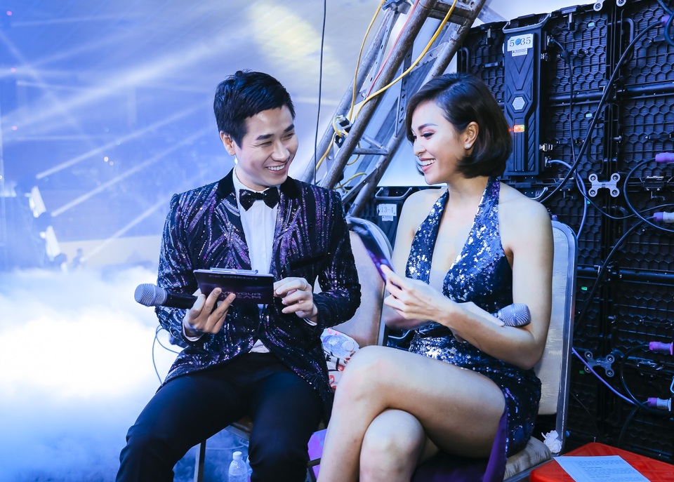 MC Nguyên Khang kín bưng bên Tóc Tiên, Hương Tràm hở táo bạo - 4 MC Nguyên Khang kín bưng bên Tóc Tiên, Hương Tràm hở táo bạo - 4