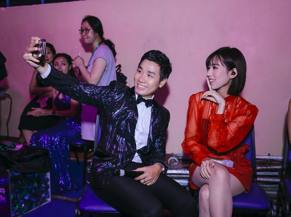 MC Nguyên Khang kín bưng bên Tóc Tiên, Hương Tràm hở táo bạo - 3 MC Nguyên Khang kín bưng bên Tóc Tiên, Hương Tràm hở táo bạo - 3