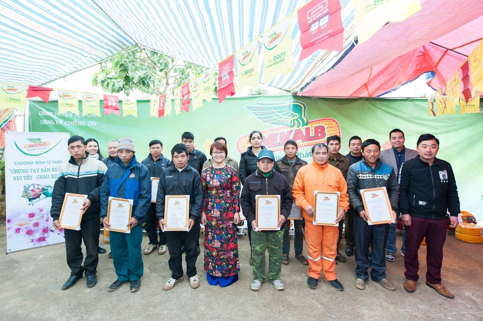 Xuân này, làng bản Chiềng On có thêm niềm vui mới - 1
Nông dân phấn khởi được nhận máy nông nghiệp