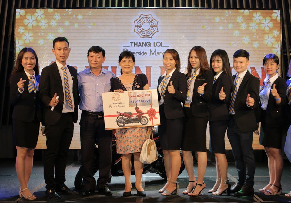 Thắng Lợi Group ra mắt dự án đất nền phố chợ vừa túi tiền - 3 Khách hàng nhận quà tri ân trong Lễ ra mắt dự án đất nền phố chợ