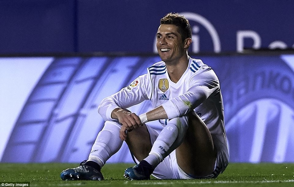 C.Ronaldo vô duyên, Real Madrid hòa thất vọng Levante - 2
C.Ronaldo đã có một trận đấu đầy vô duyên