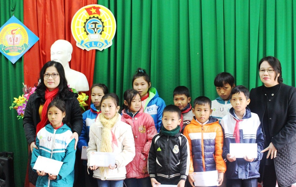 Khen thưởng 3 cô giáo đỡ đẻ cho sản phụ trên đường - 4
Giám đốc Sở GD&ĐT Nghệ An (ngoài cùng bên trái) thăm và tặng quà cho các em học sinh biên giới Nghệ An dịp Tết...