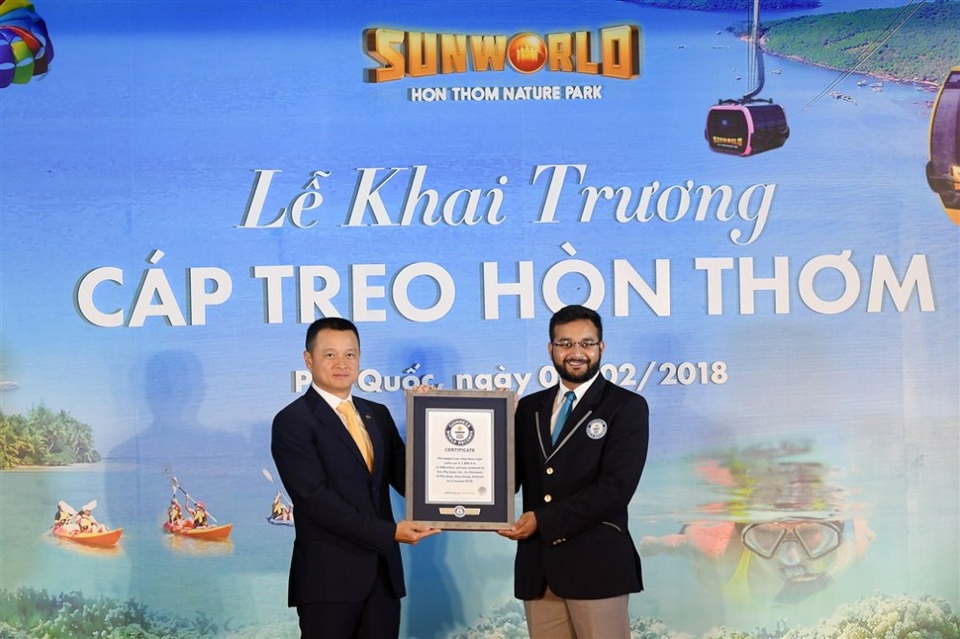 Khai trương cáp treo dài nhất thế giới tại Phú Quốc - 2
Đại diện Tổ chức Guinness thế giới (phải) trao Chứng nhận Cáp treo dài nhất thế giới cho Cáp treo Hòn Thơm