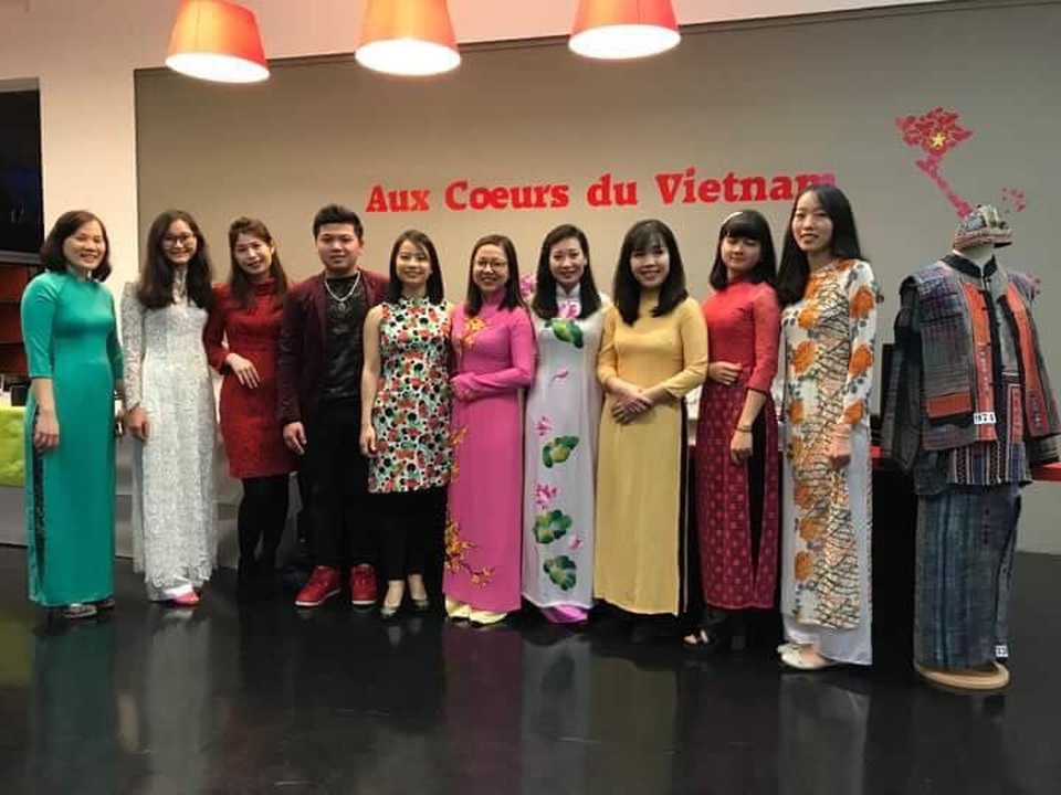 Khai mạc triển lãm trang phục 54 dân tộc Việt Nam tại Pháp - 6 Sự kiện cũng là dịp giúp gia tăng sự gắn của các thành viên trong cộng đồng sinh viên việt tại Pháp và Việt kiều.