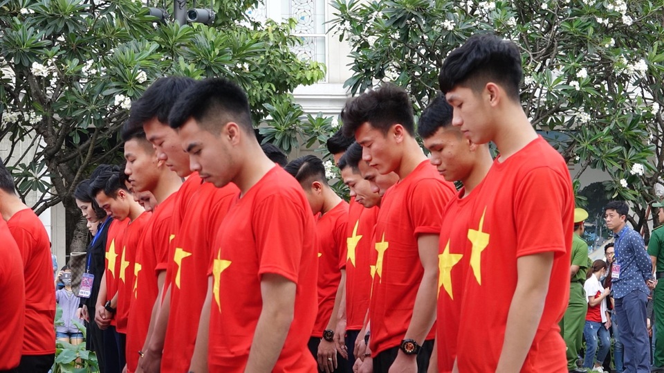 Tuyển thủ U23 Việt Nam dâng hương tại tượng đài Bác Hồ - 10
Các tuyển thủ Việt Nam đã sẵn sàng cho lễ báo công tại TPHCM và giao lưu với người hâm mộ