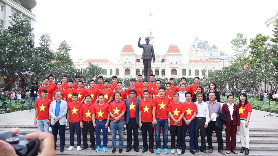 Tuyển thủ U23 Việt Nam dâng hương tại tượng đài Bác Hồ - 9
Toàn thể đội U23 Việt Nam chụp ảnh lưu niệm ở tượng đài Bác Hồ