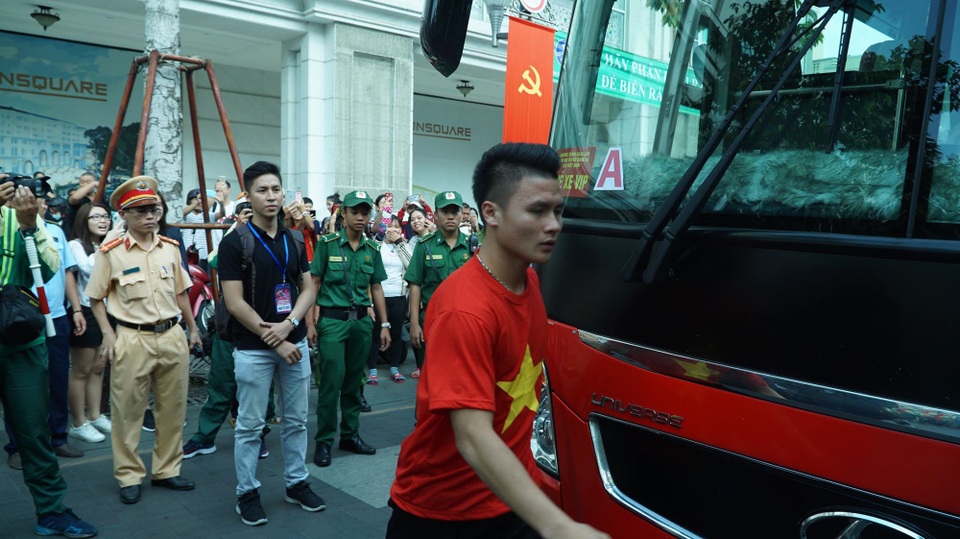 Tuyển thủ U23 Việt Nam dâng hương tại tượng đài Bác Hồ - 2
Tiền vệ tài hoa Quang Hải thu hút sự chú ý của người hâm mộ