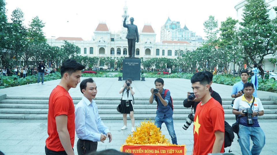 Tuyển thủ U23 Việt Nam dâng hương tại tượng đài Bác Hồ - 7
Sự hiện diện của U23 Việt Nam thu hút đông đảo sự chú ý của người hâm mộ TPHCM