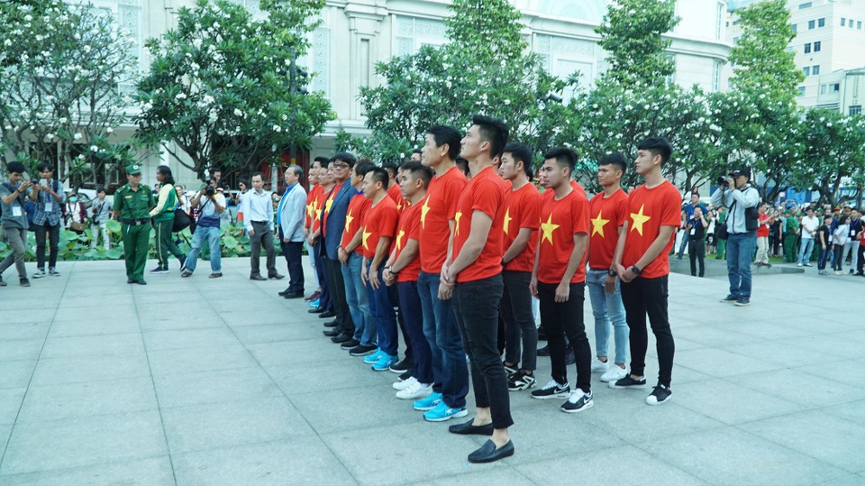 Tuyển thủ U23 Việt Nam dâng hương tại tượng đài Bác Hồ - 5
Hầu hết các tuyển thủ U23 Việt Nam đều đã có mặt tại TPHCM