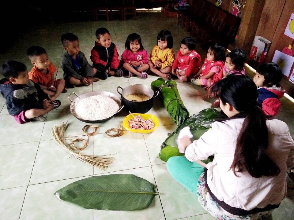 Cô giáo vùng cao dạy học sinh gói bánh chưng ăn Tết - 1 Các cô hướng dẫn học sinh gói bánh chưng
