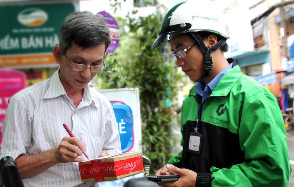 Gần Tết, người dân "đua nhau" đi chợ online - 1 Người dân mua hàng qua mạng trong dịp Tết để tiết kiệm thời gian