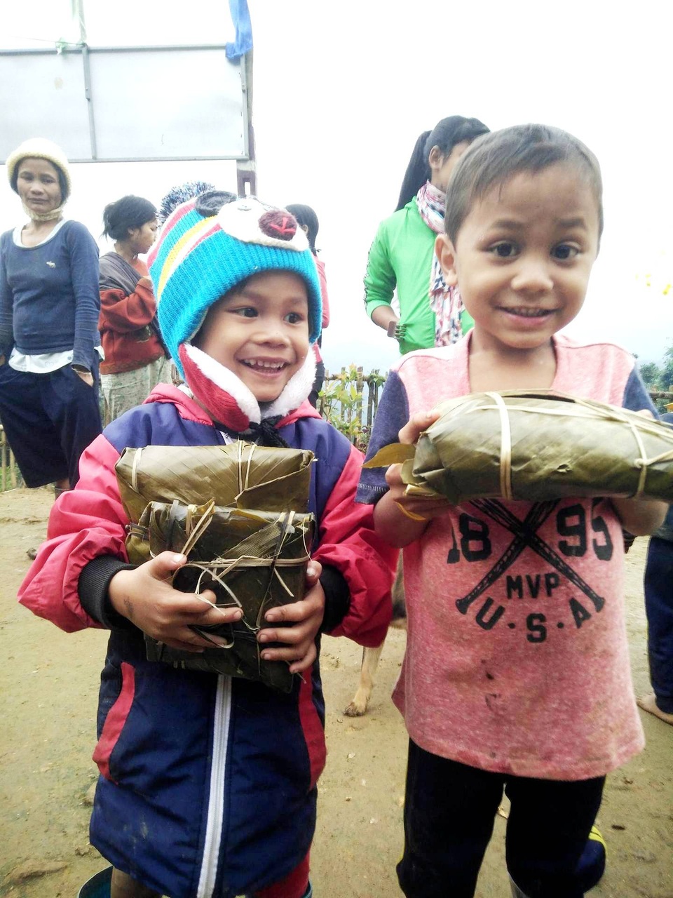 Cô giáo vùng cao dạy học sinh gói bánh chưng ăn Tết - 10 Sau khi liên hoan ở trường, các em được mang 2-3 bánh về nhà ăn