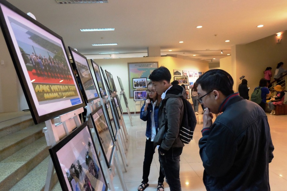 Ấn tượng APEC - dấu ấn Việt Nam, dấu ấn Đà Nẵng qua ảnh - 1 Nhiều du khách tham quan Bảo tàng Đà Nẵng ấn tượng với các bức ảnh trưng bày tại Triển lãm