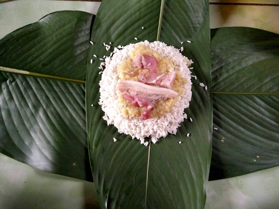 Cô giáo vùng cao dạy học sinh gói bánh chưng ăn Tết - 3
Bánh chưng có nhân là đậu xanh và thịt heo