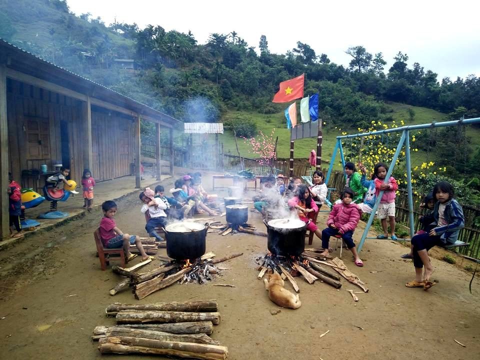 Cô giáo vùng cao dạy học sinh gói bánh chưng ăn Tết - 5 Không khí nấu bánh chưng rất ấm cúng giữa thời tiết giá rét ở vùng núi cao