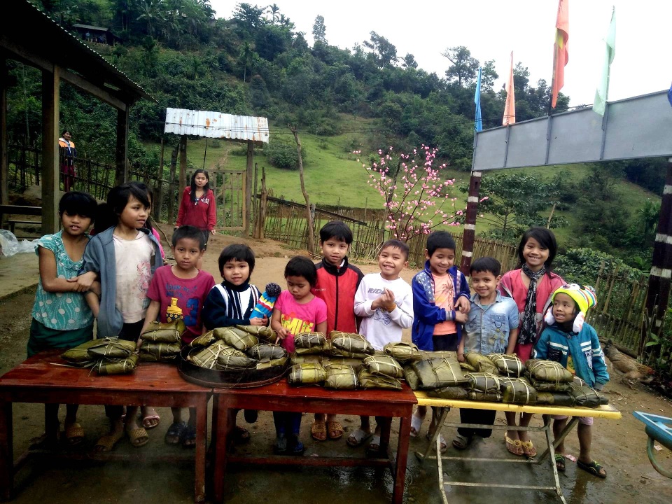 Cô giáo vùng cao dạy học sinh gói bánh chưng ăn Tết - 7 Thành quả của 100 chiếc bánh chưng của cô trò