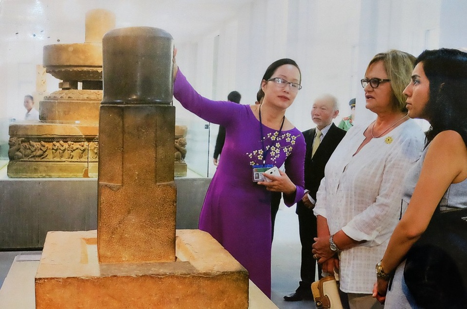 Ấn tượng APEC - dấu ấn Việt Nam, dấu ấn Đà Nẵng qua ảnh - 10 Bà Nancy Ann Lange - phu nhân tổng thống Peru tham quan Bảo tàng Điêu khắc Chăm - Đà Nẵng