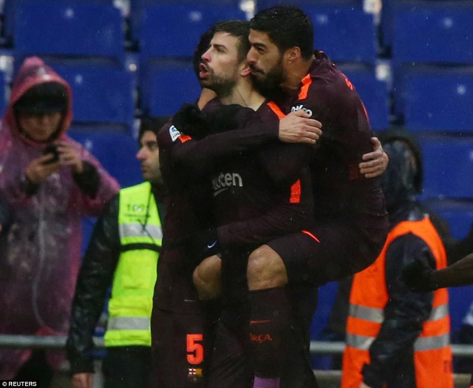Hòa trận derby Catalonia, Barca bị Atletico thu hẹp khoảng cách - 4
Pique mang về trận hòa cho Barcelona ở cuối trận