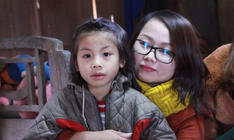 Cuộc đời cơ cực của bé gái 5 tuổi mắc bệnh tim bị bố mẹ quên lãng - 7 Cháu Linh thi thoảng lại được cô giáo đưa đón về tận nhà, và động viên cháu mỗi khi cháu bị bệnh lên cơn ....